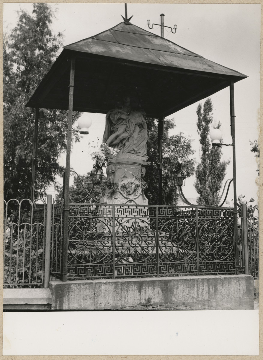 Figura przydrożna - Pieta , widok ogólny, skan 1