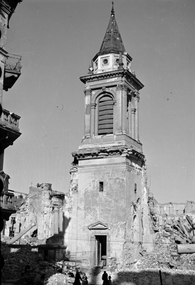 Zniszczony kościół św. Aleksandra. Fragment ruin. Widoczne zniszczona wieża., skan 1