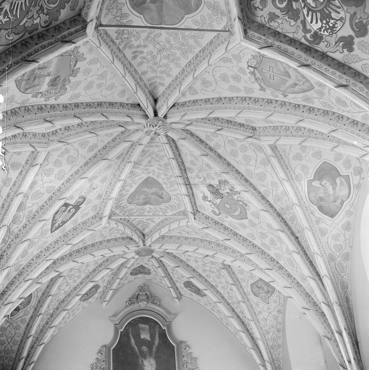 kościół franciszkanów - sklepienie w kaplicy płd., skan 1