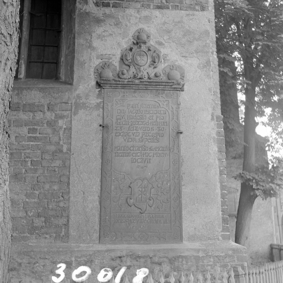 kościół pw. Oczyszczenia NMP - elewacja, epitafium, skan 1