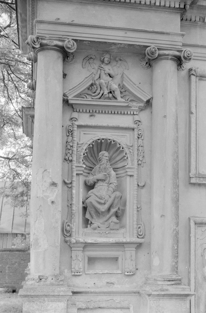 domek Loretański 1634-38 - elewacja wschodnia, terrakotowa figura Noego w niszy, skan 1