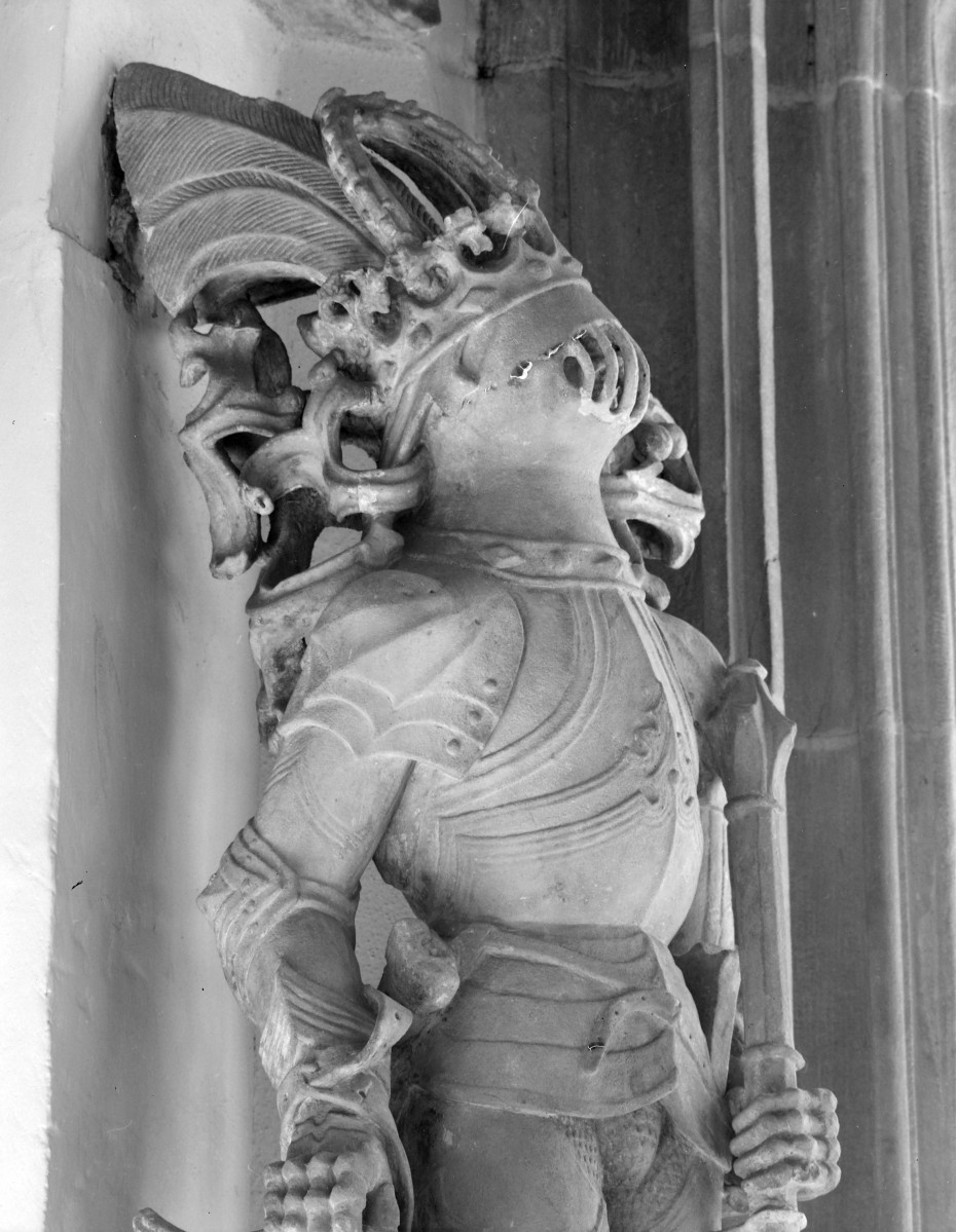 Stary Ratusz - fragment środkowego wykusza z figurą giermka z symbolami miejskimi (św. Jan Apostoł, litera W nad hełmem), skan 1