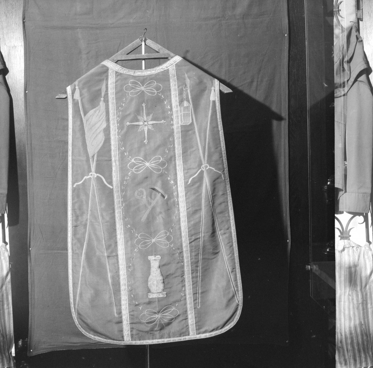 Skarbiec Katedralny - Ornat z Arma Christi. Polska ok. 1800. Całość, tył., skan 1