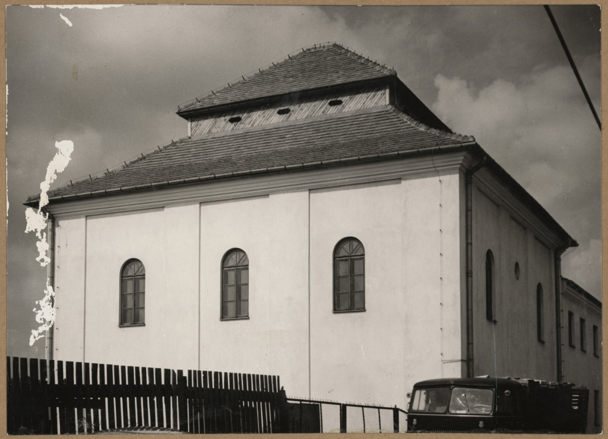 Synagoga - widok ogólny od strony płd. , skan 1