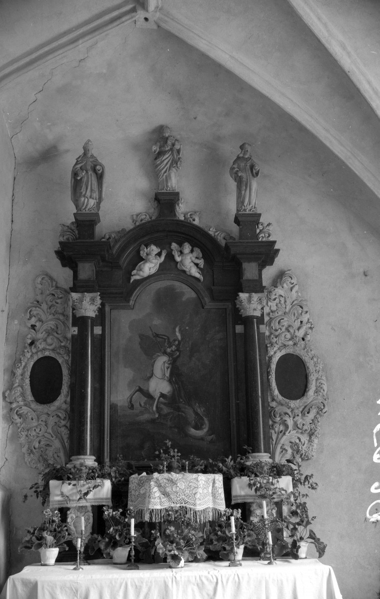 bazylika archikatedralna - wnętrze: ołtarz boczny św. Jerzego z 1693 r., skan 1