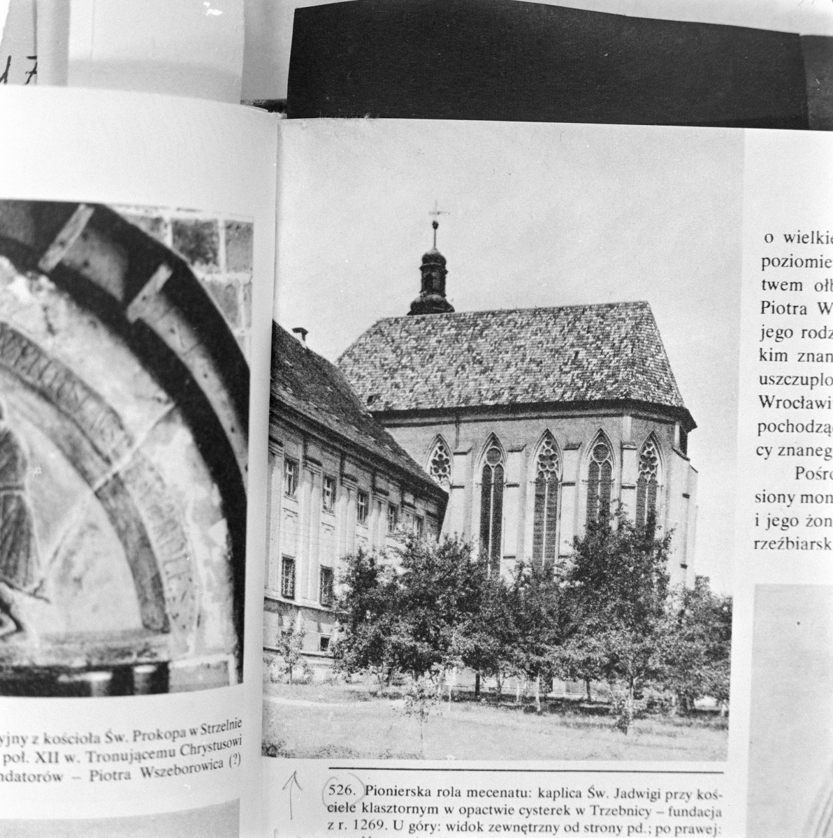 Kultura Polski Średniowiecznej X-XIII w. pod red. J. Dowiata (1985r.) - il. 526 Kaplica Św. JAdwigi przy kościele klasztornym w opactwie cysterskim w Trzebnicy (1269r.). widok od strony południowej, skan 1