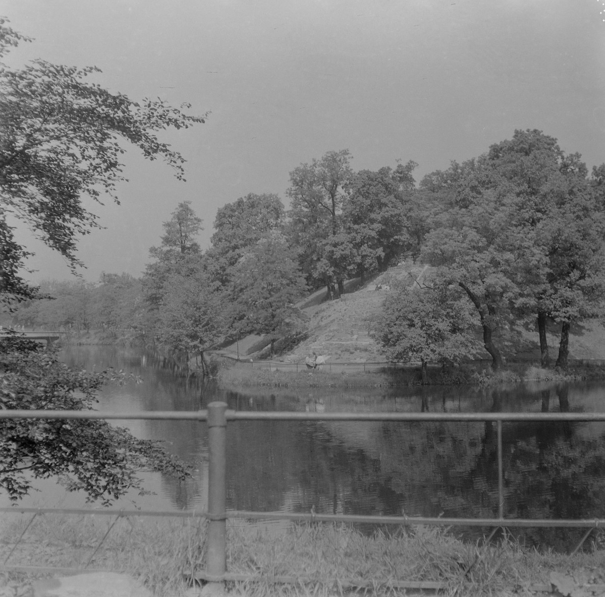 Park Promenada Staromiejska. Bastion Sakwowy oraz fosa miejska. Widok od ulicy Podwale., skan 1