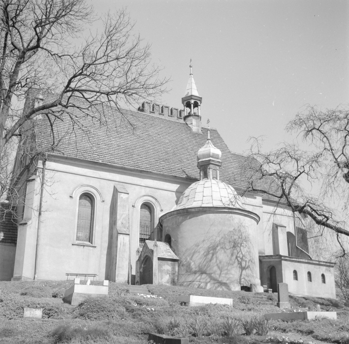 kościół pw. Narodzenia św. Jana Chrzciciela - elewacja południowa - fragment z kaplicą Czarną von Strachwitzów, skan 1