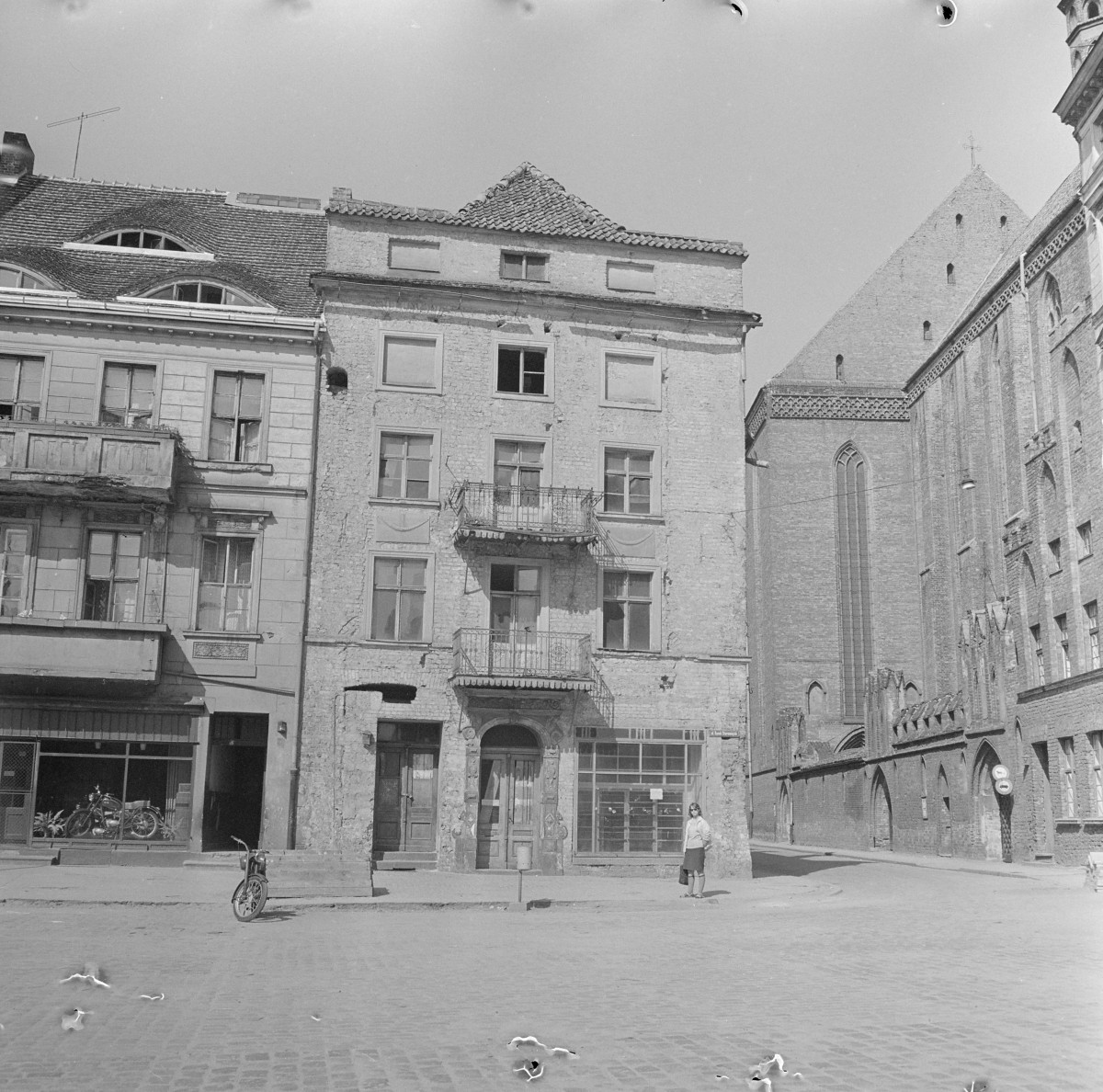 rynek miejski - pierzeja zachodnia - kamienica - elewacja frontowa po zdjęciu tynków, skan 1