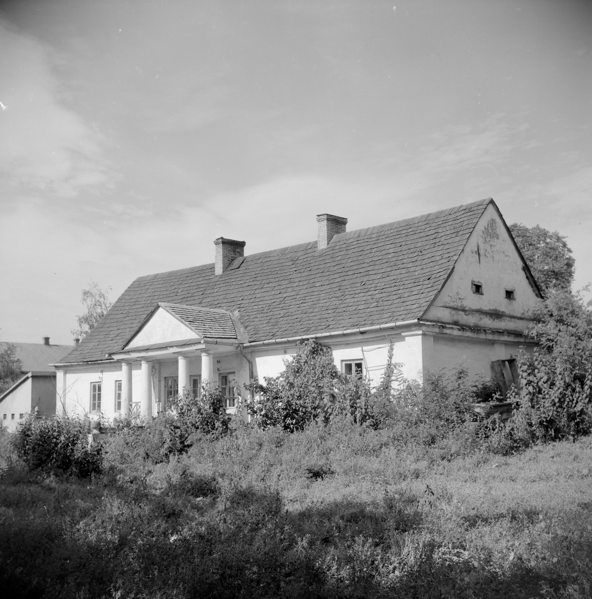 plebania - elewacja frontowa, skan 1