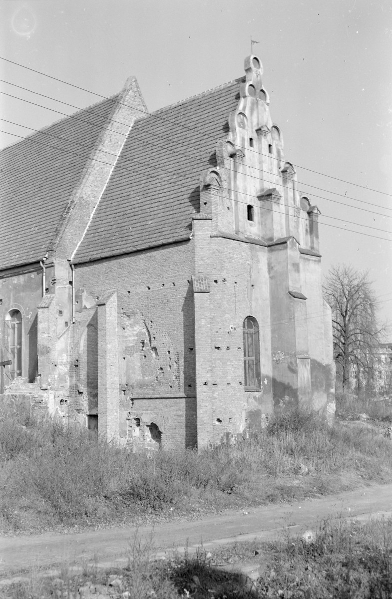 kościół franciszkanów, ob. ewangelicki pw. św. Barbary - widok prezbiterium od południowego-wschodu, skan 1