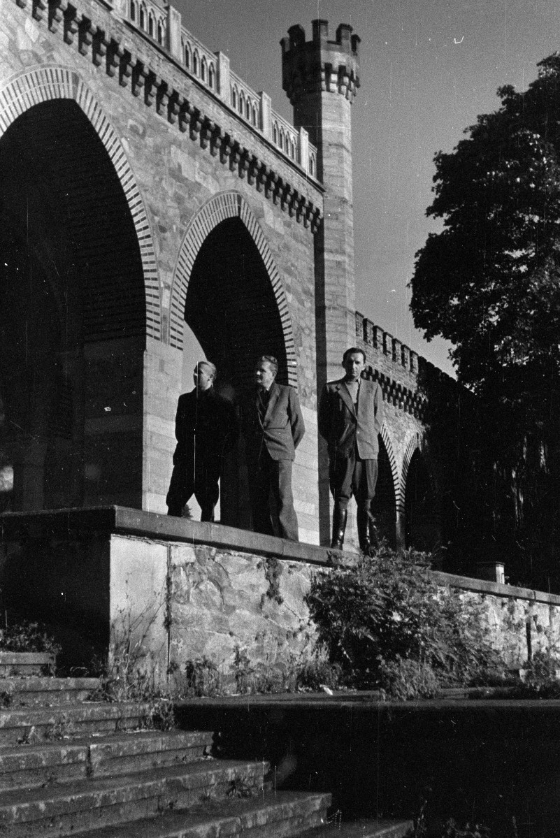 pałac Marianny Orańskiej - elewacja frontowa - arkady - fragment, skan 1