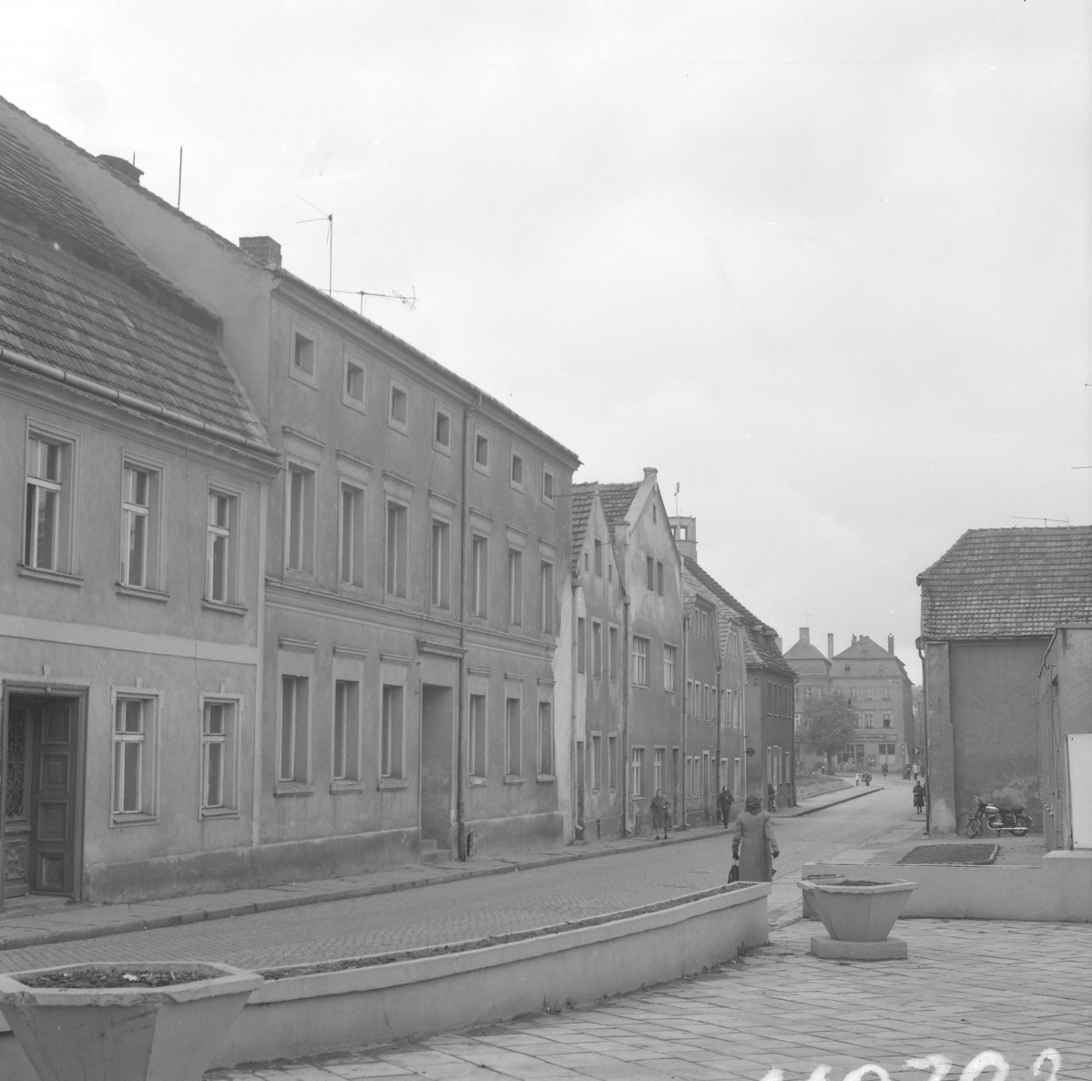 Zabudowa miejska. Kamienice. Elewacje frontowe. Widok ogólny., skan 1