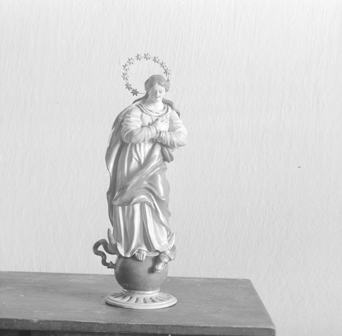 klasztor ss. Mniszek Benedyktynek - zbiory - rzeźba NMP Niepokalanie Poczętej z XVIII w., skan 1