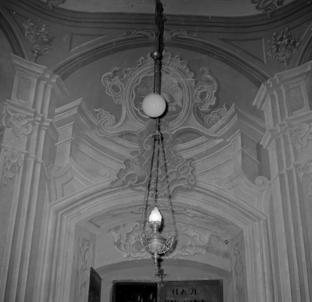 Archikatedra Przemyska - frag. fresków Stroińskiego oraz lampa, skan 1