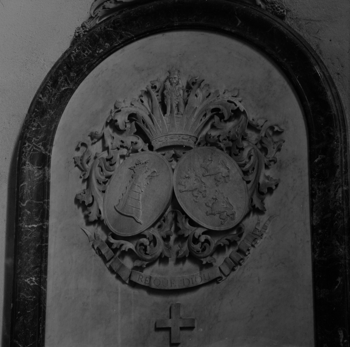 kościół pw. św. Bartłomieja - Kaplica Oppersdorffów - płyta nagrobna po prawej stronie nagrobka - kartusz herbowy, skan 1