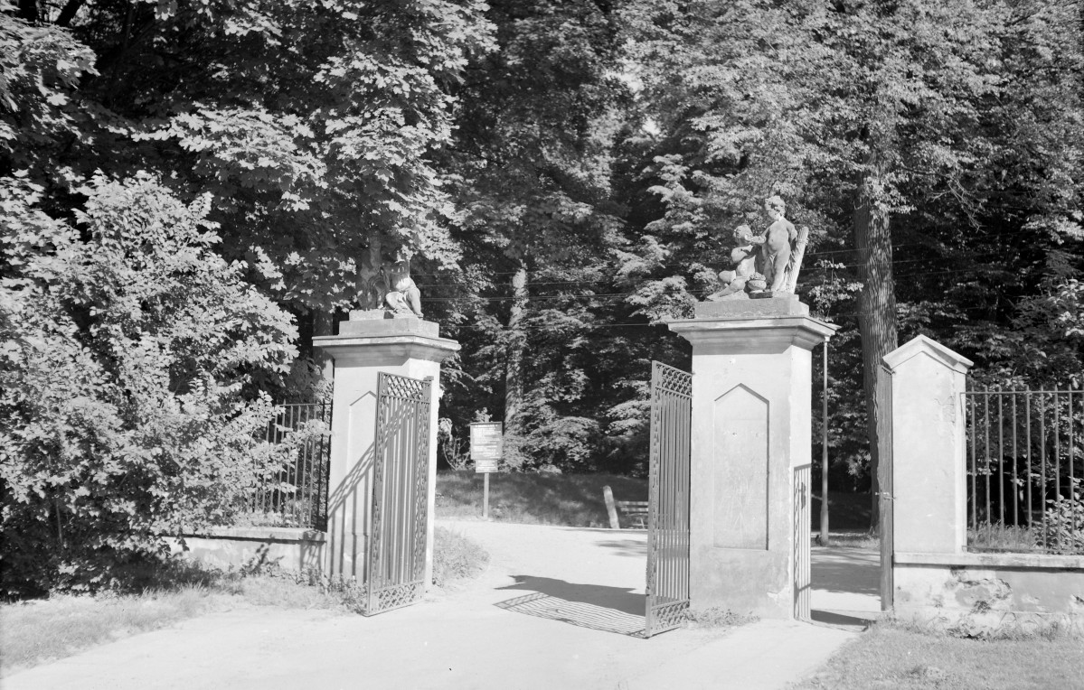 pałac Czartoryskich - park krajobrazowy - brama łącząca dziedziniec z parkiem, skan 1
