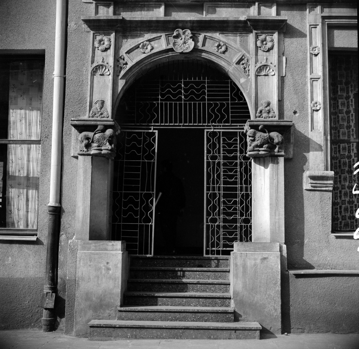 kamienica - elewacja frontowa, portal, zdobienia, skan 1