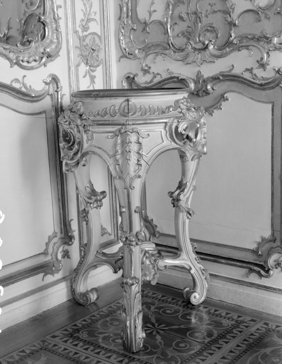 zamek magnacki Lubomirskich i Potockich - wnętrze - piętro I - Sala Lustrzana - stolik, skan 1
