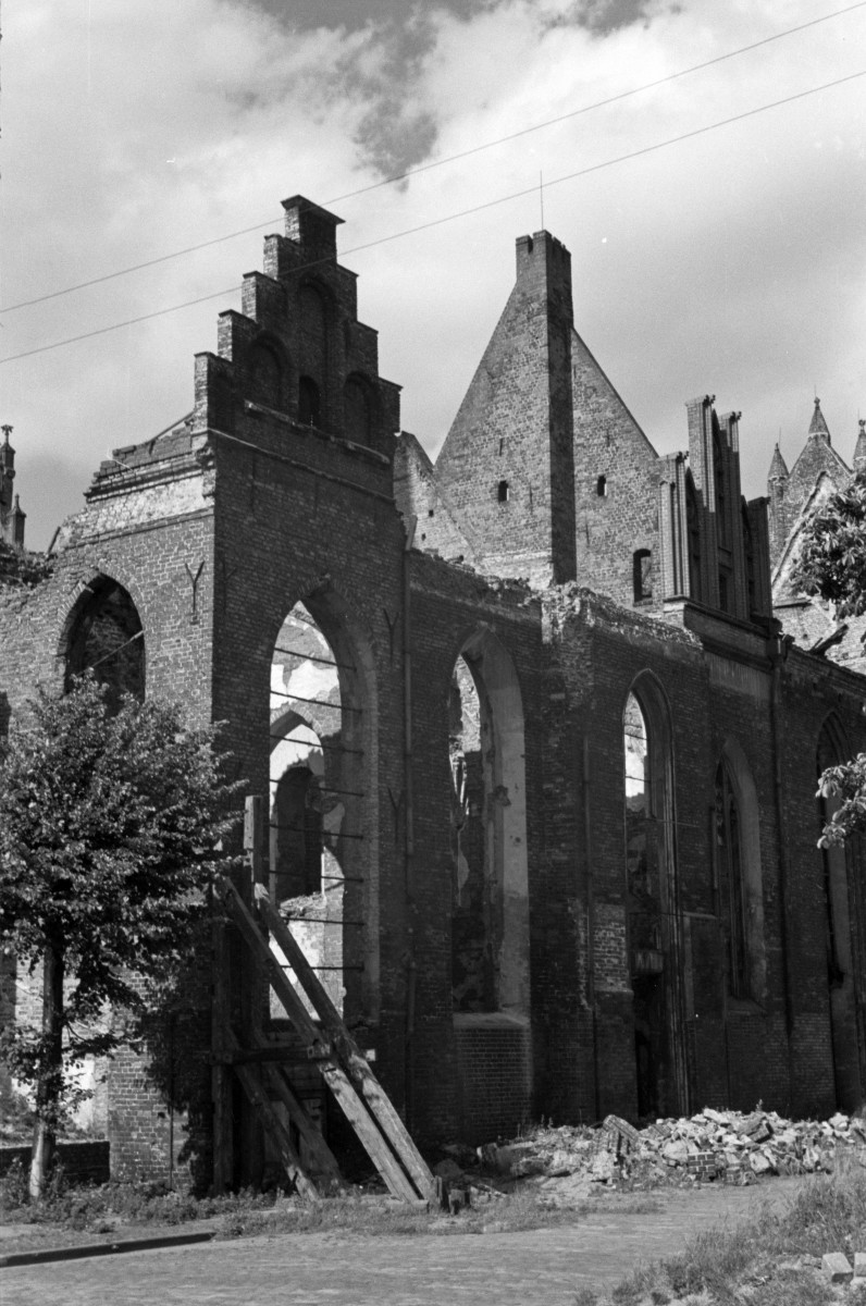 kościół parafialny, ob. rektorski pw. św. Katarzyny - widok ruin, skan 1
