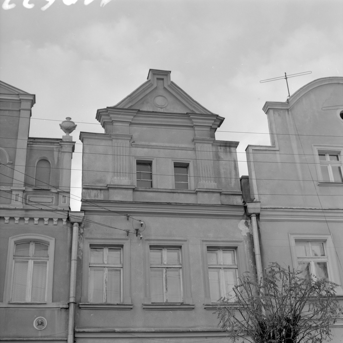 Kamienica - elewacja frontowa barokowo-klasycystyczna. Górna część ozdobiona dekorem rokoko. Attyka w części górnej. , skan 1