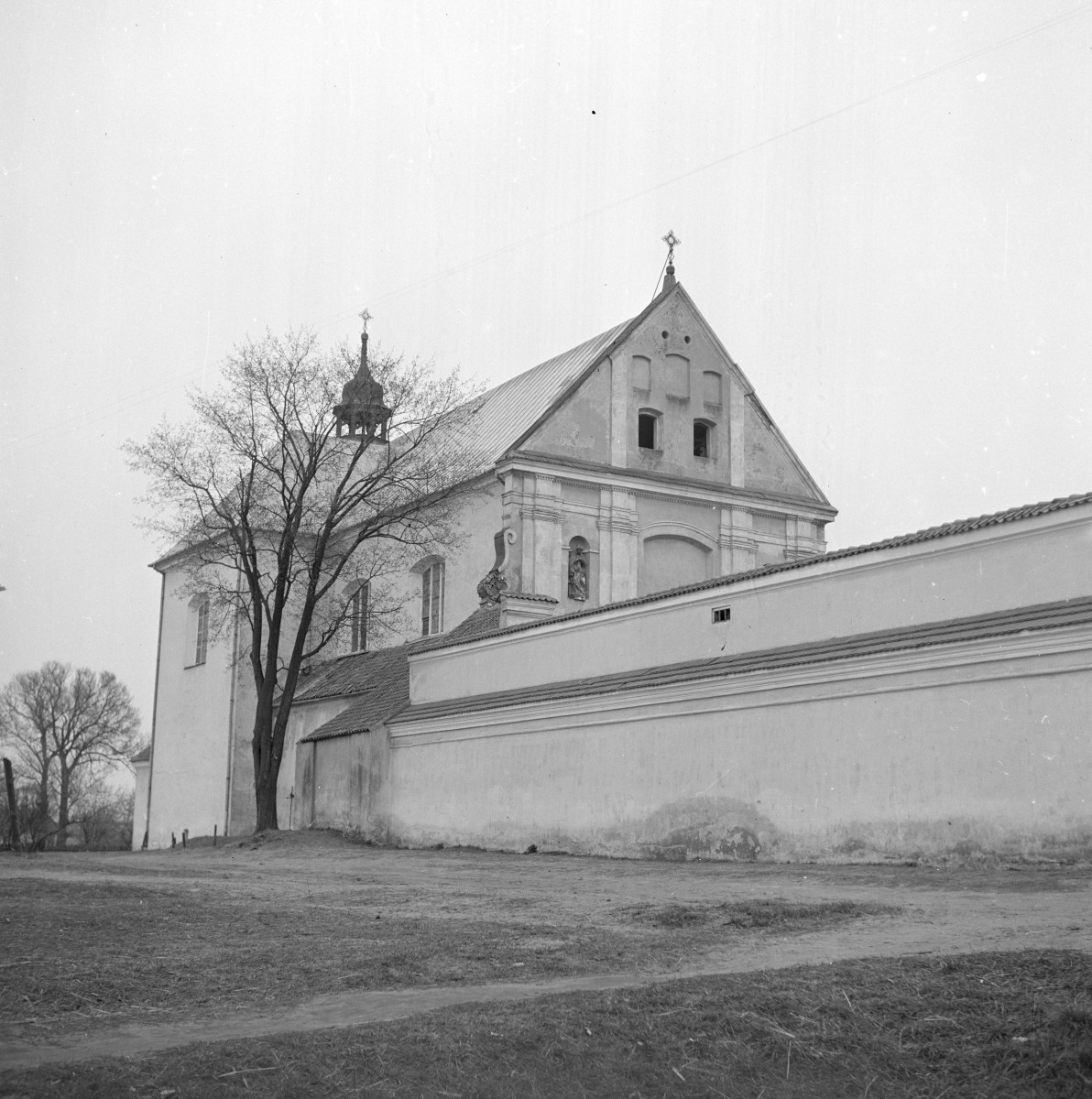 kościół bernardynów pw. św. Antoniego - elewacja i mur, skan 1