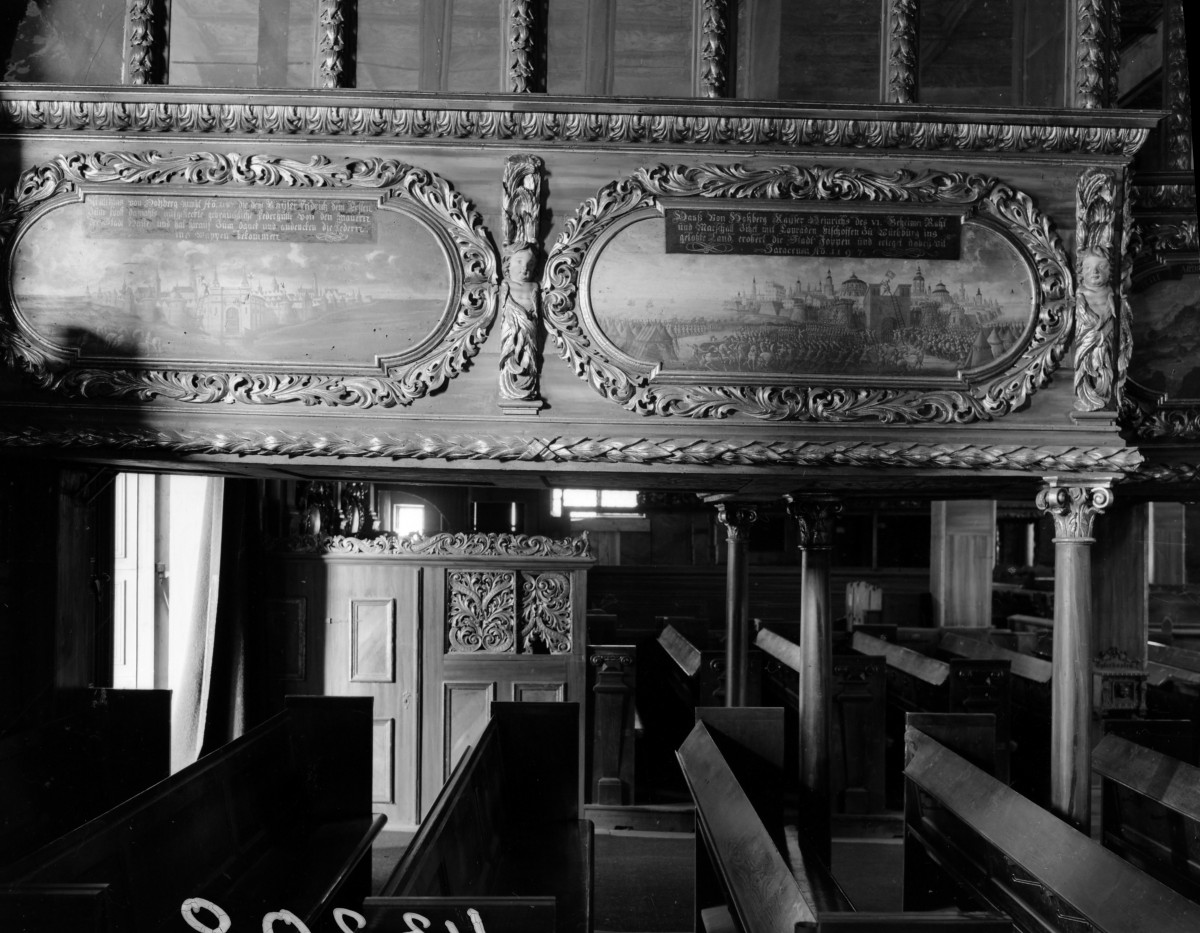 kościół Pokoju im. Trójcy Świętej - wnętrze, loża nad wejściem od strony pd., skan 1