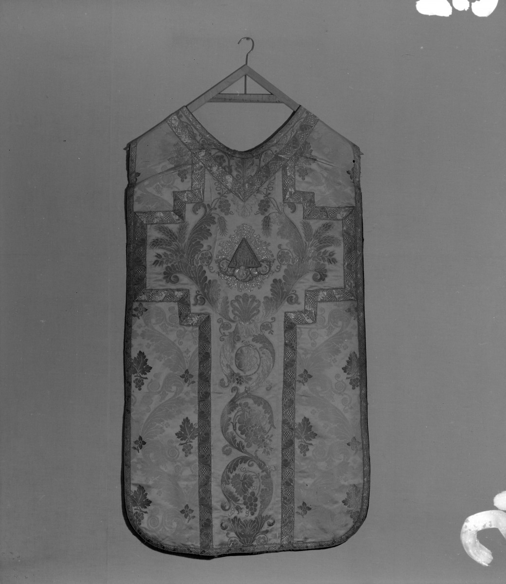 Skarbiec Katedralny - Ornat. Francja ok. 1730. Całość, tył., skan 1