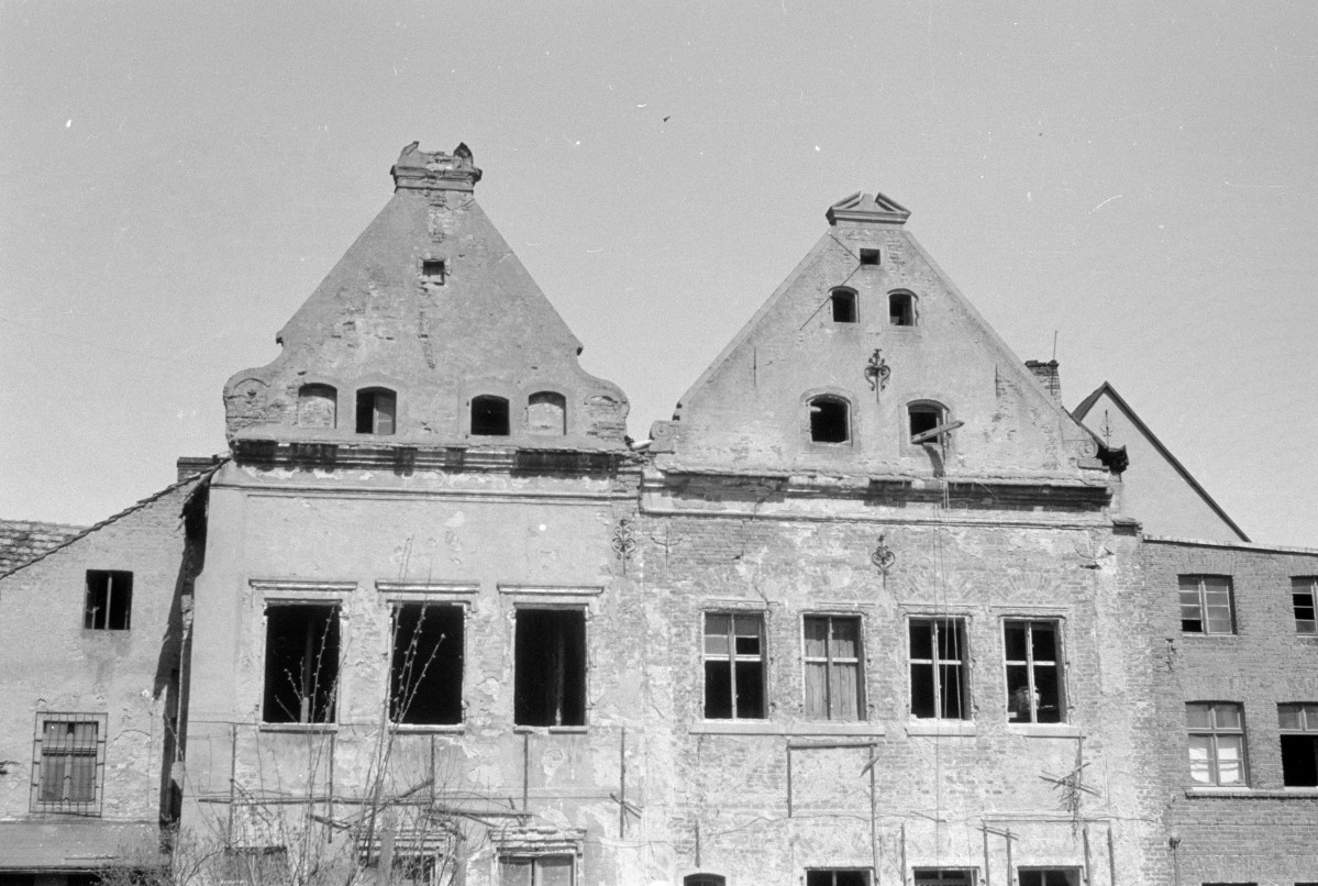 dom przy rynku - widok od tyłu, skan 1