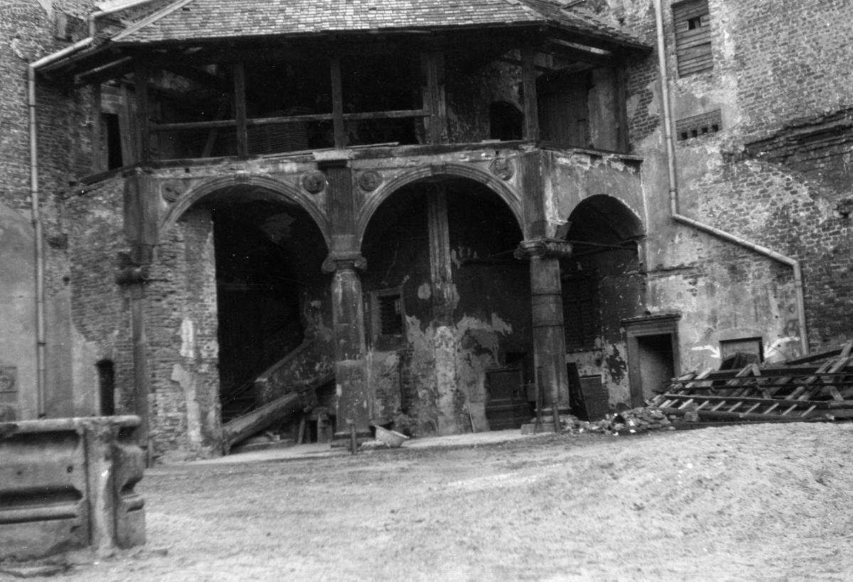 zamek - fragment krużganku od podwórza, skan 1