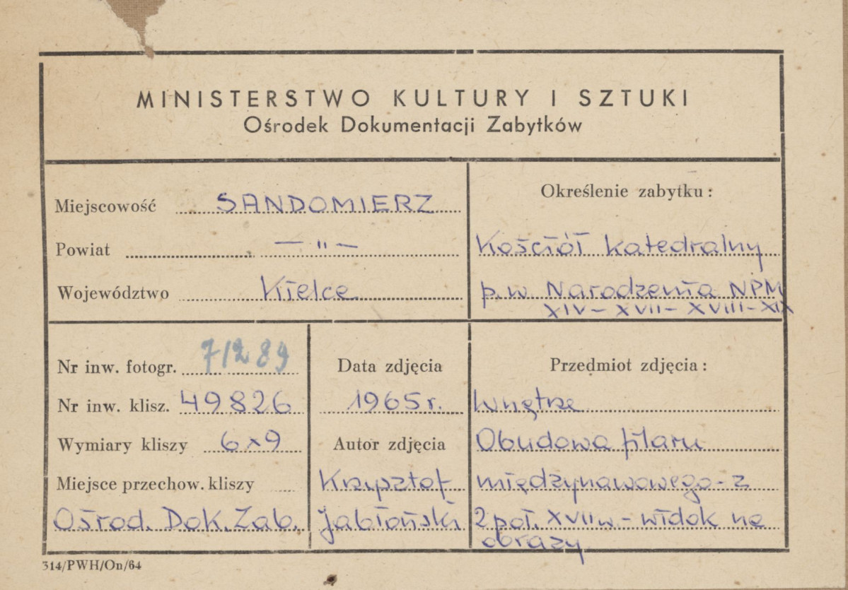  Katedra - wnętrze, widok na obrazy na filarze międzynawowym - metryczka, skan 1