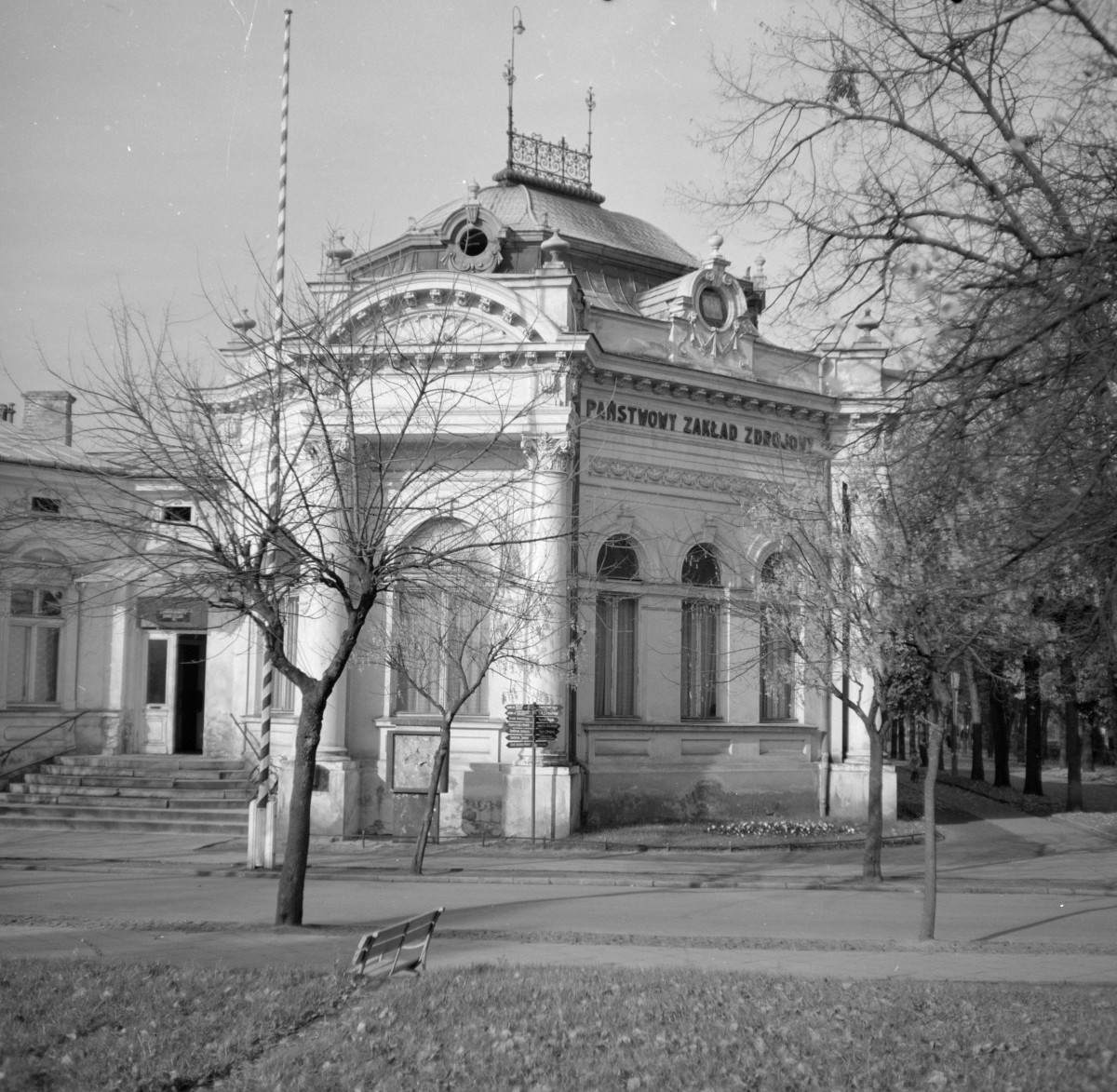 budynek zarządu uzdrowiska - elewacja frontowa, skan 1