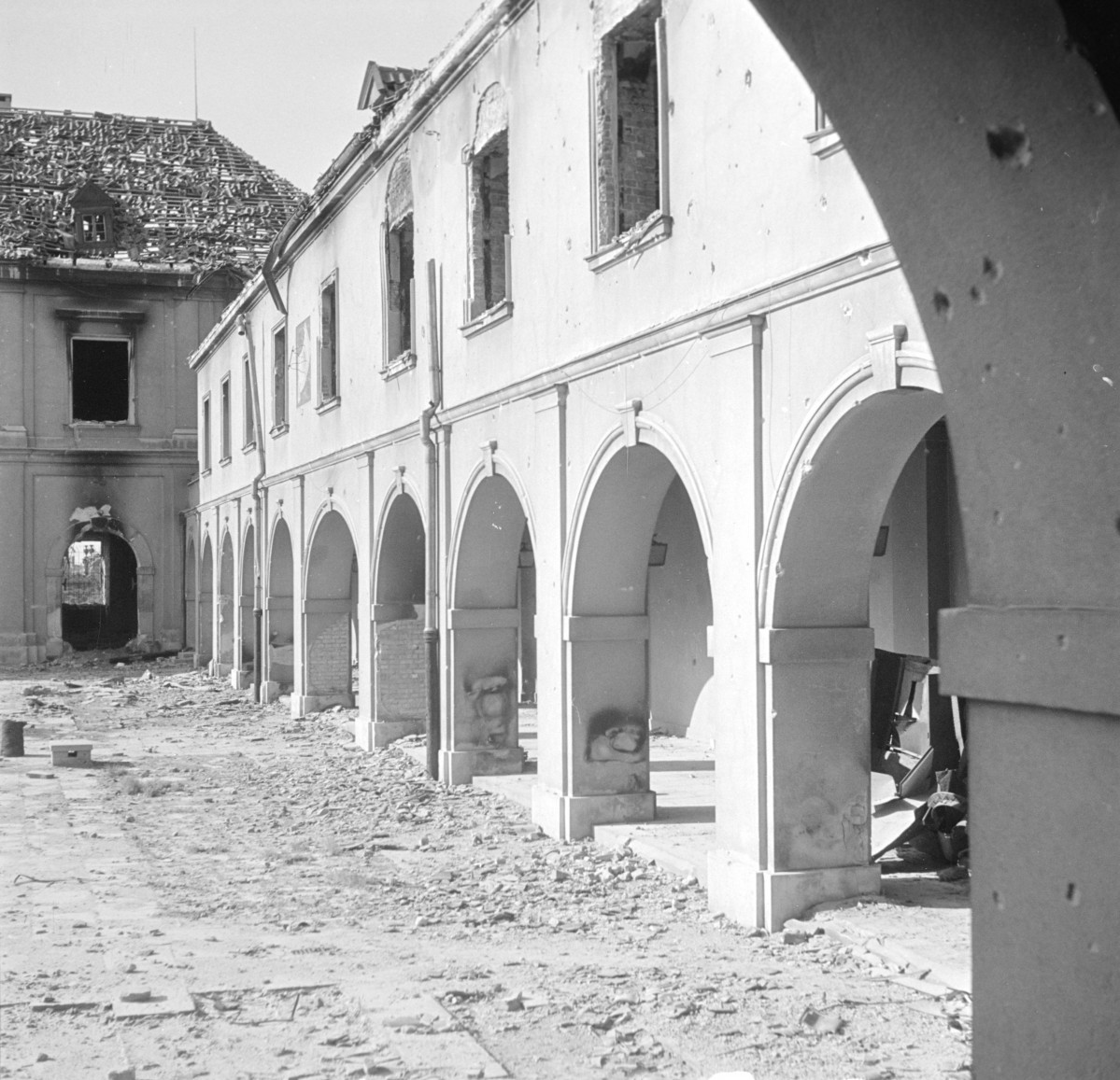Arsenał - Archiwum Miejskie - dziedziniec i podcienie., skan 1
