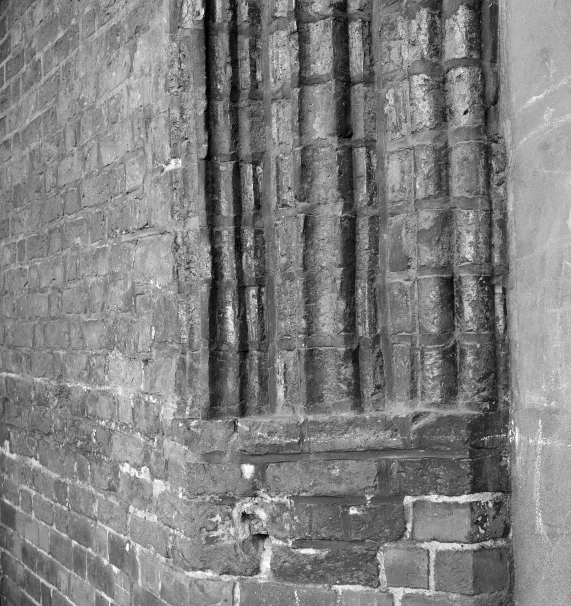 kościół św. Stanisława Biskupa - elewacja boczna, zamurowany portal detal, skan 1