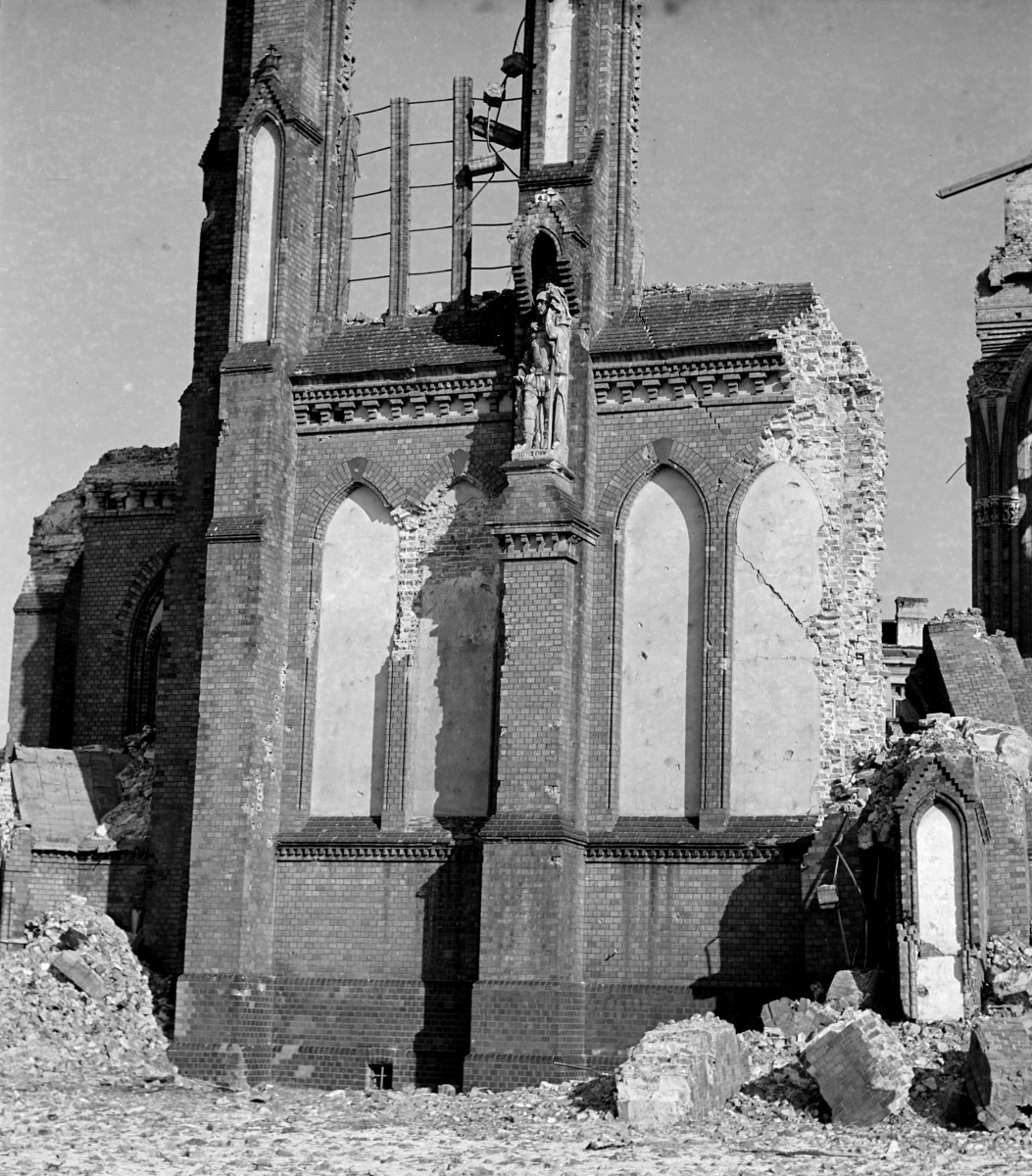 Parafia Katedralna pw. Św. Michała Archanioła i Św. Floriana Męczennika. Ruiny katedry z widocznymi maswerkami., skan 1