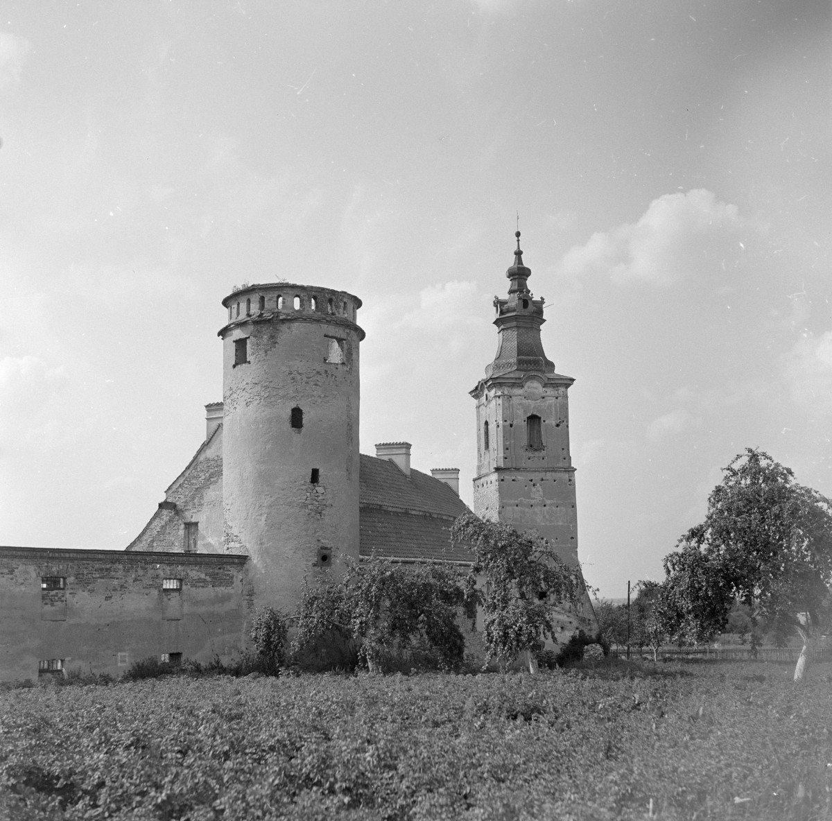 zespół klasztorny Cystersów - wieża bramna krakowska, wieża muzyczna, elewacja północno-wschodnia, skan 1