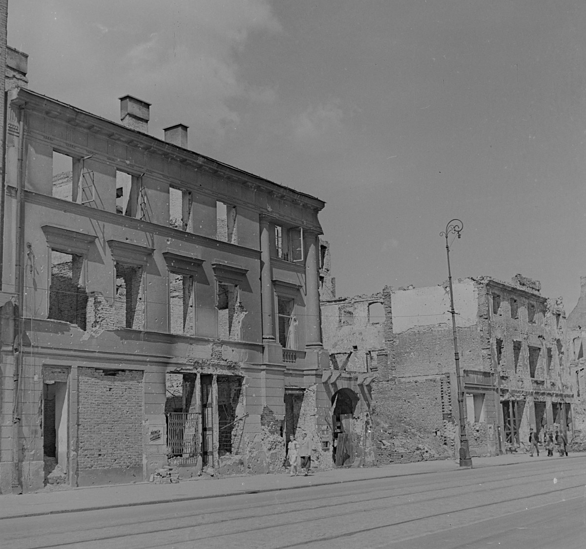 Zniszczona elewacja kamienicy. Mieszkańcy., skan 1