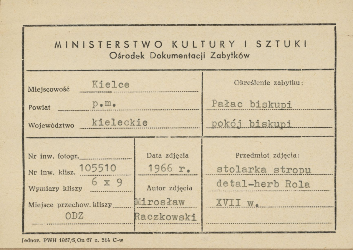 Pałac biskupów - wnętrze, pokój biskupi, stolarka stropu , detal - herb Rola - metryczka, skan 1