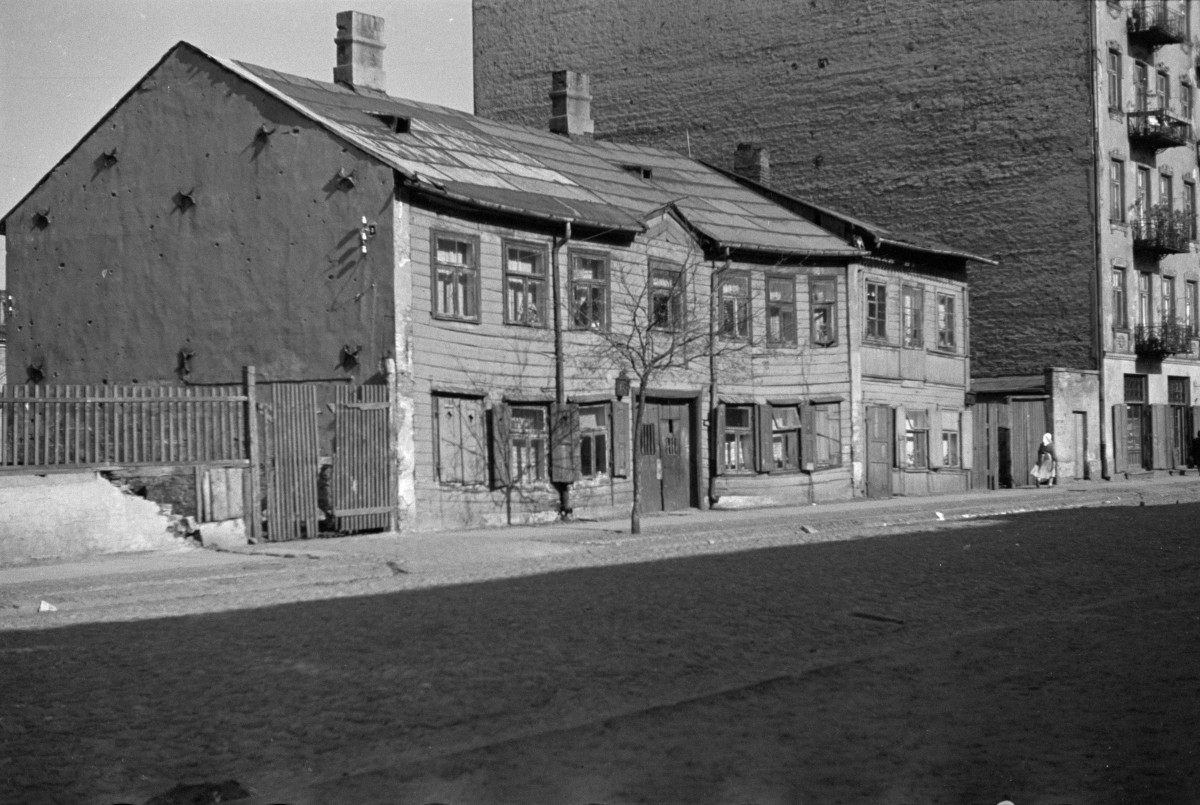 Zabudowa miejska. Budynek drewniany. Elewacja frontowa., skan 1