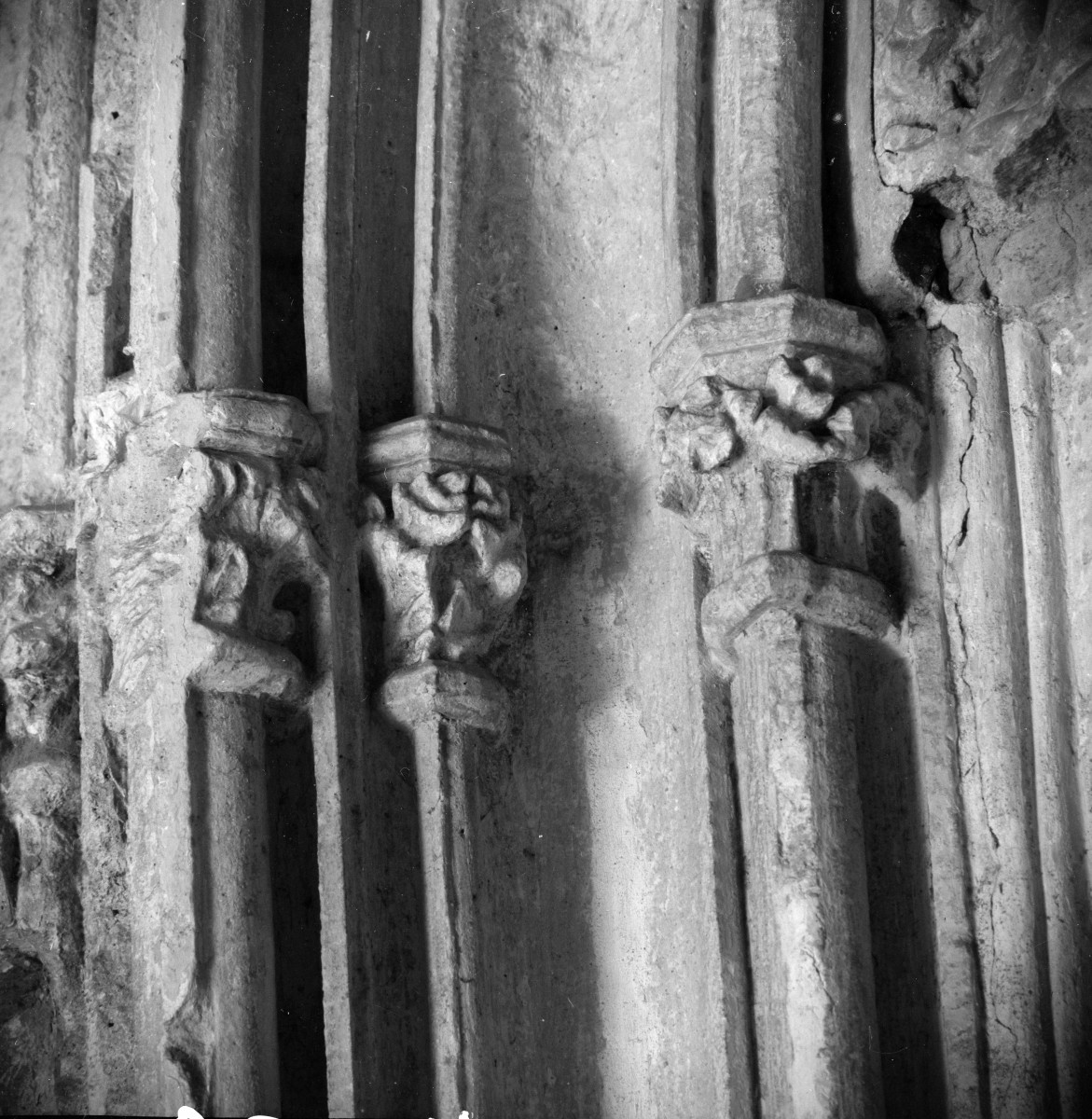 Katedra pw. Wniebowzięcia Najświętszej Marii Panny i św. Wojciecha - elewacja północna, portal, fragment ościeża lewego, skan 1