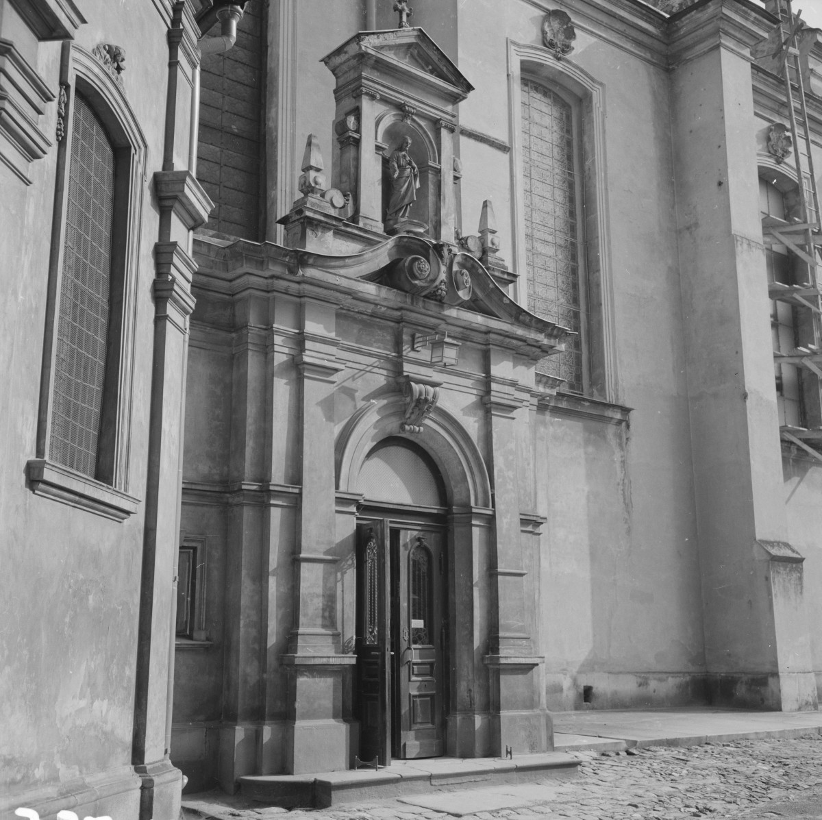 kościół katedralny pw. św. Jana Chrzciciela - elewacja północna, portal do kruchty, skan 1