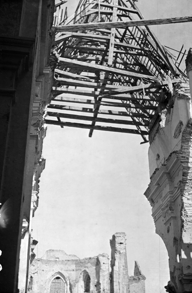 Konwent św. Jacka - Dominikanie. Gruzowisko i odbudowa kościoła. Zniszczona konstrukcja dachu kościoła., skan 1