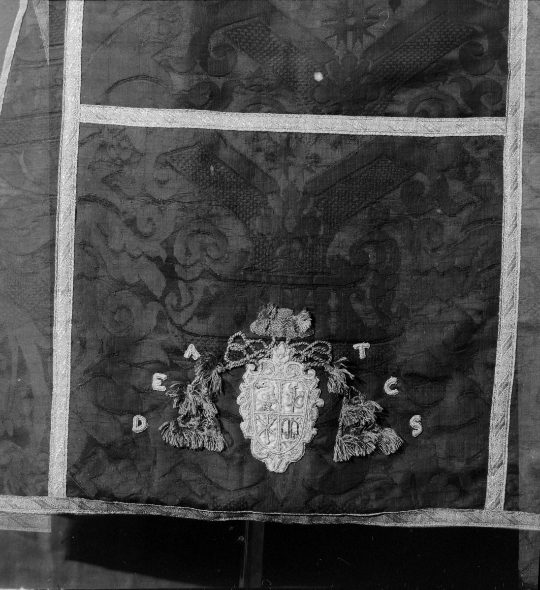 Skarbiec Diecezjalny - kapa, dalmatyki - tarcza herbowa i inicjałami., skan 1