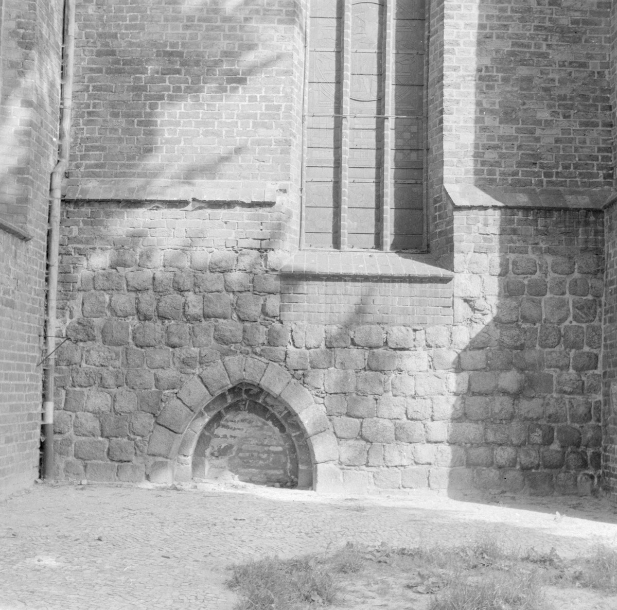 kościół parafialny pw. św. Jana Chrzciciela, fara - elewacja południowa od strony wschodniej, fragment muru, górna część dawnego portalu, skan 1