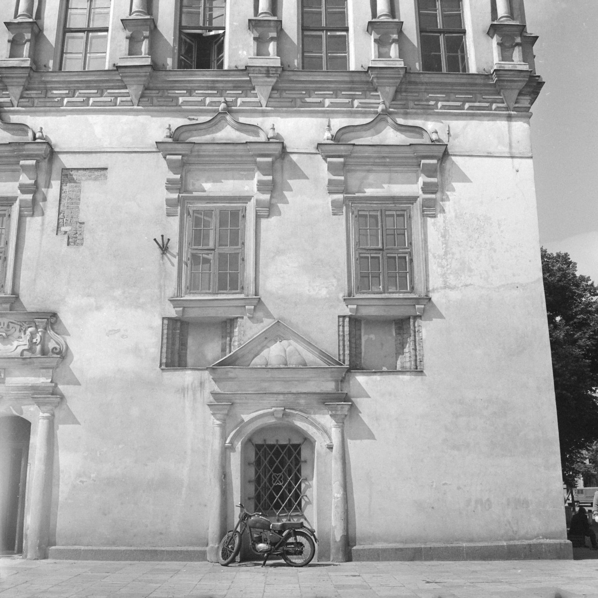 Ratusz - elewacja frontowa. Portal z trójkątnym naczółkiem. Okna zwieńczone naczółkami w kształcie oślich grzbietów. Rustykalna opaska., skan 1