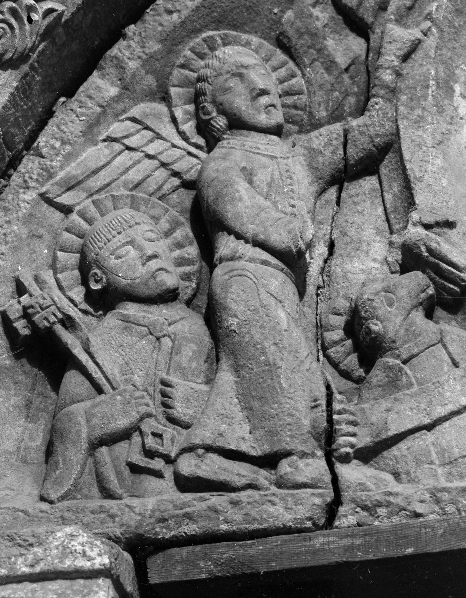 Kościół pw. Świętej Trójcy - detale portalu. Lewa częśc tympanonu., skan 1