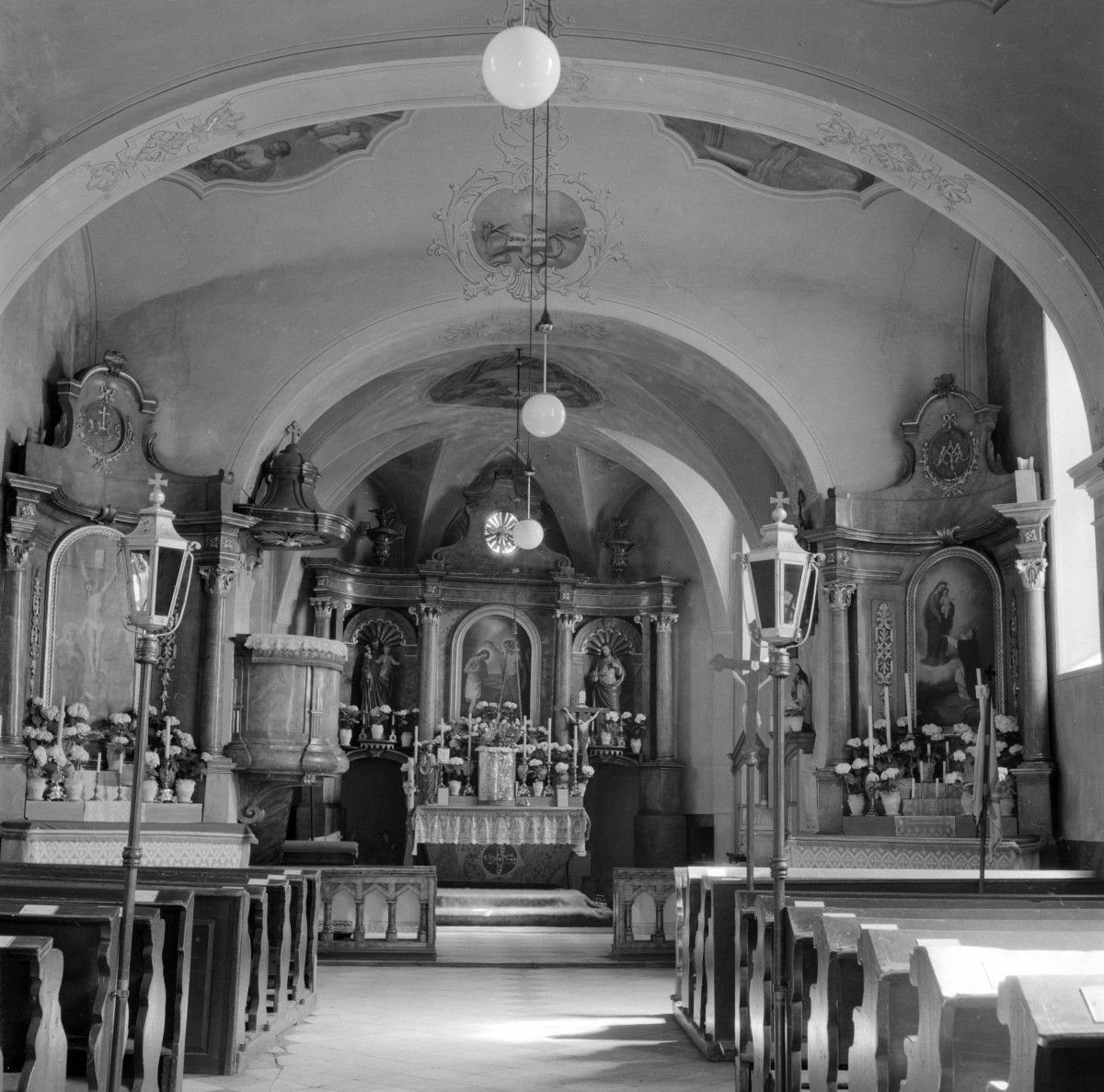 kościół pw. Narodzenia św. Jana Chrzciciela - wnętrze - nawa główna - prezbiterium - ołtarz główny, skan 1