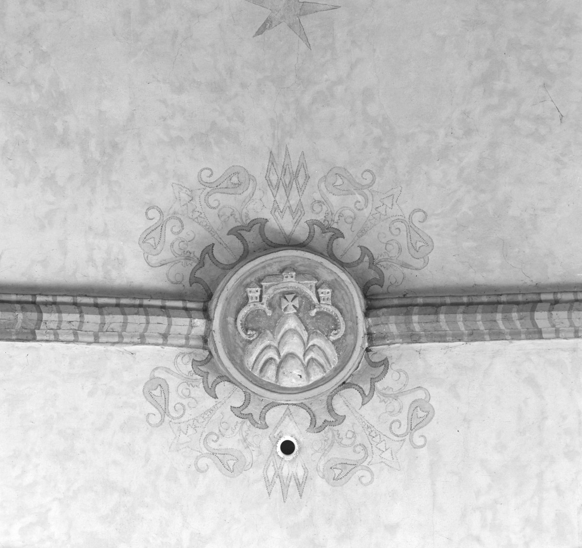 Kościół Wniebowzięcia Najświętszej Maryi Panny - wnętrze. Zwornik. Sklepienie prezbiterium. Polichromia., skan 1