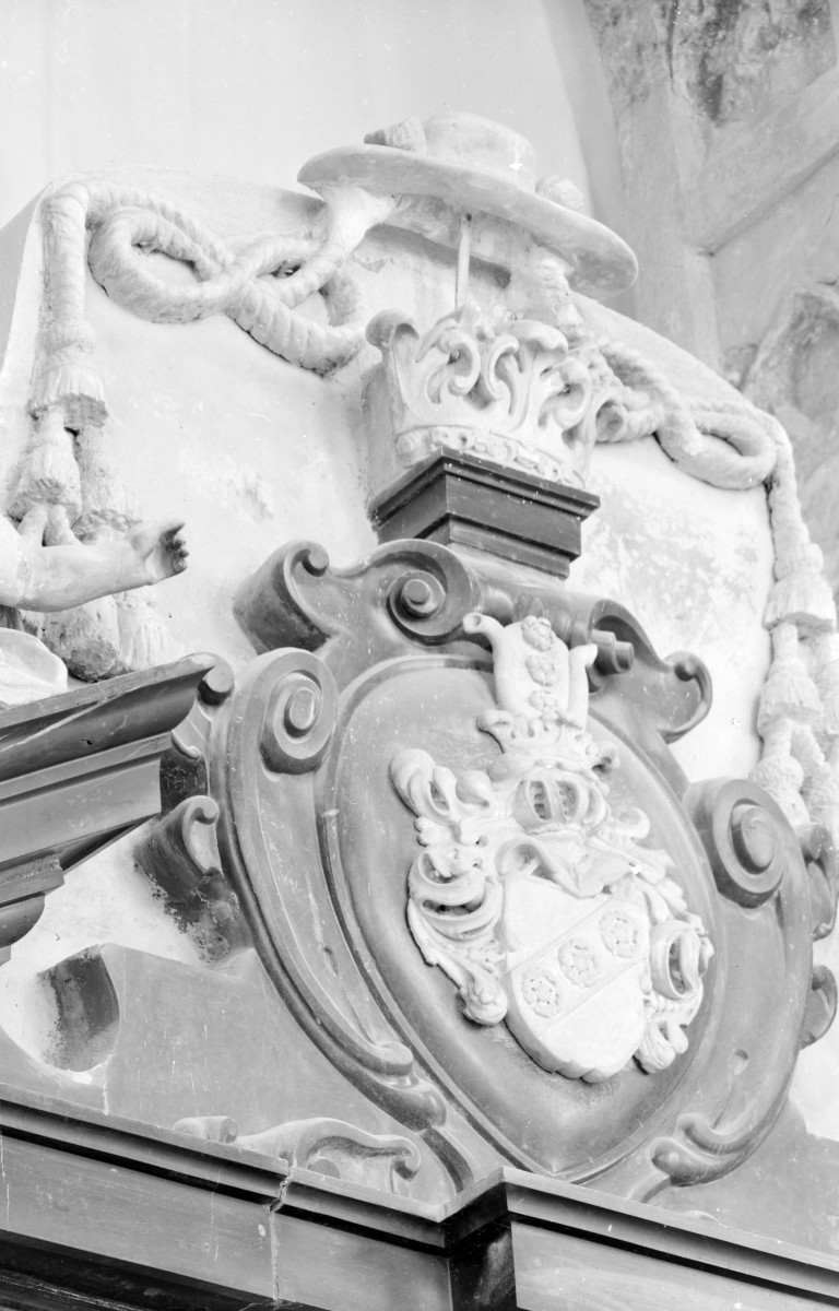 Katedra pw. Wniebowzięcia Najświętszej Marii Panny - wnętrze - kaplica Łubieńskich, ściana południowa, portal I od ambitu na górze, skan 1