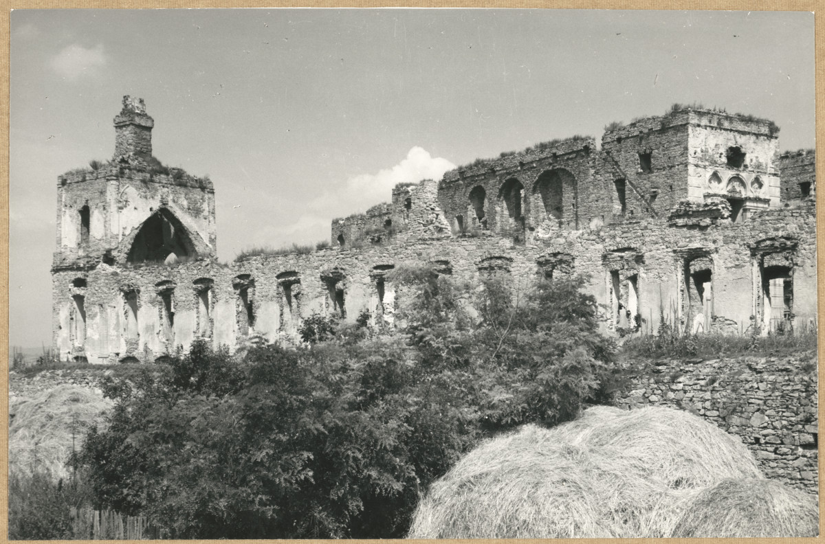 Ruiny zamku  Krzyżtopór  - fragment,  widok od strony płd. - zach., skan 1